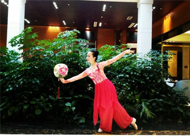 飞球公司陈启英在舞蹈