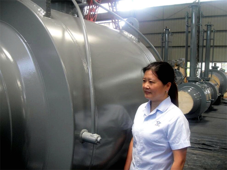 高级工程师黄志慧在查看阀门