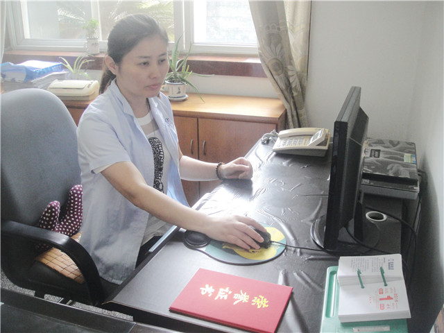 甘敏在认真工作